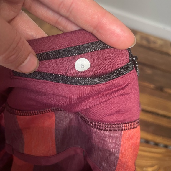 Lululemon Run 2-way Stretch Speed Short Size 6 - Picture 13 of 14